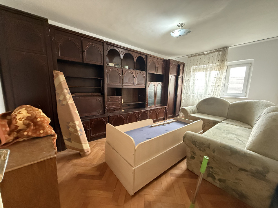 Apartament 3 camere, decomandat, etaj 1, ideal pentru investitie - Lipovei