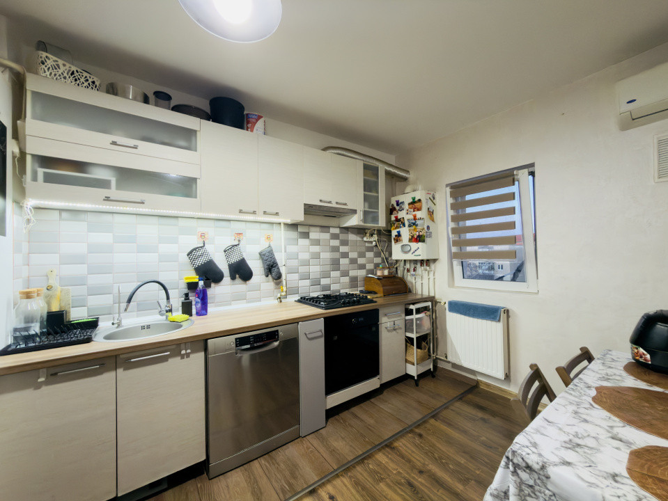 Apartament 3 camere, decomandat, 2 bai, etaj 4/5 zona Aradului