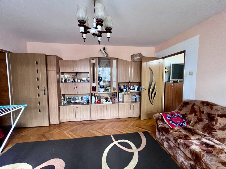  Apartament 3 camere, semidecomandat, 63mp, etaj 2/4 - Zona Lipovei