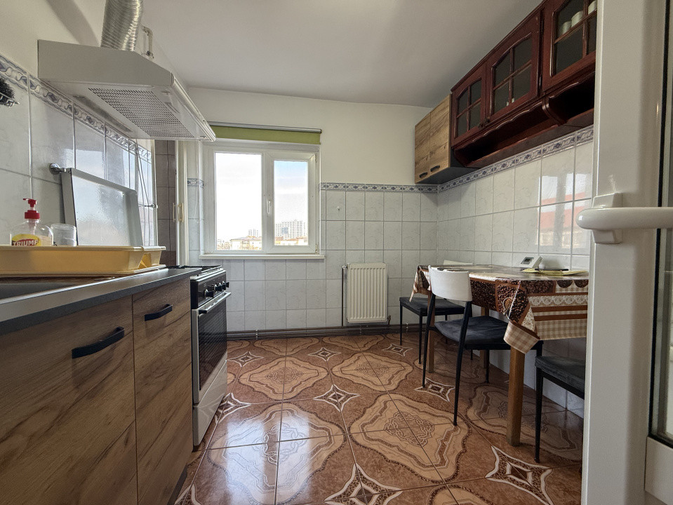 Apartament spatios, 2 camere, 58 mp utili + 2 balcoane si 2 debarale - Bucovina