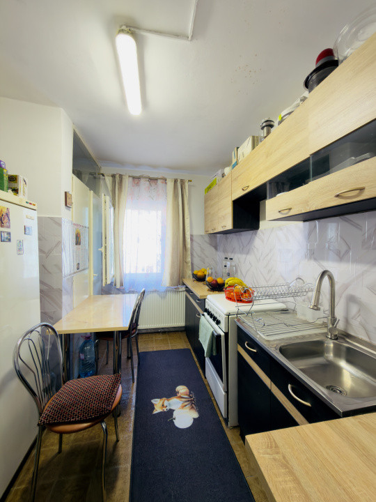 Apartament 2 camere, semidecomandat, etaj 2, zona Aradului