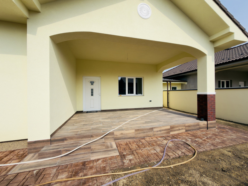 Duplex despartit prin camera tehnica, 3 camere - Beregsau Mare