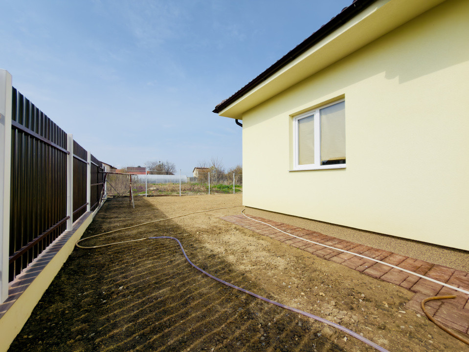 Duplex despartit prin camera tehnica, 3 camere - Beregsau Mare