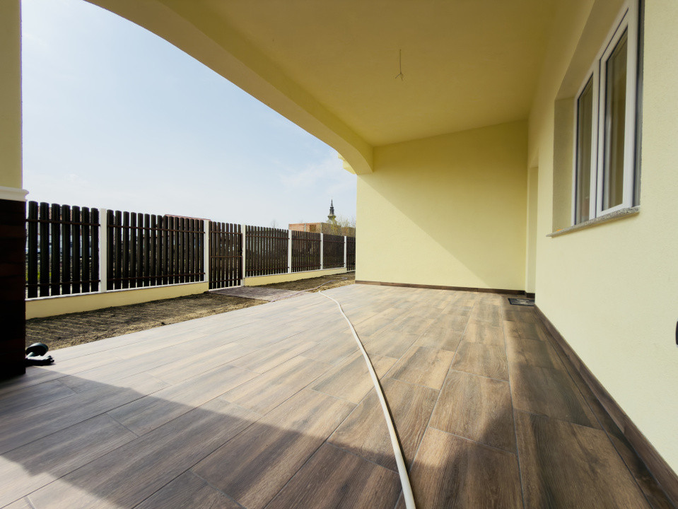 Duplex despartit prin camera tehnica, 3 camere - Beregsau Mare