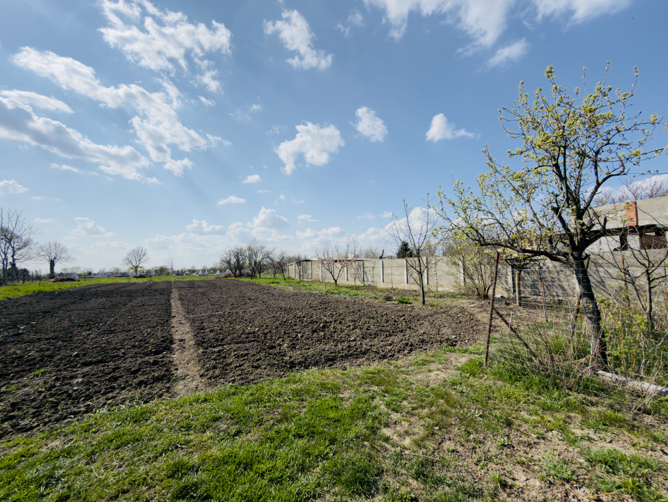 Casa individuala 2 camere, 933mp teren in Utvin 