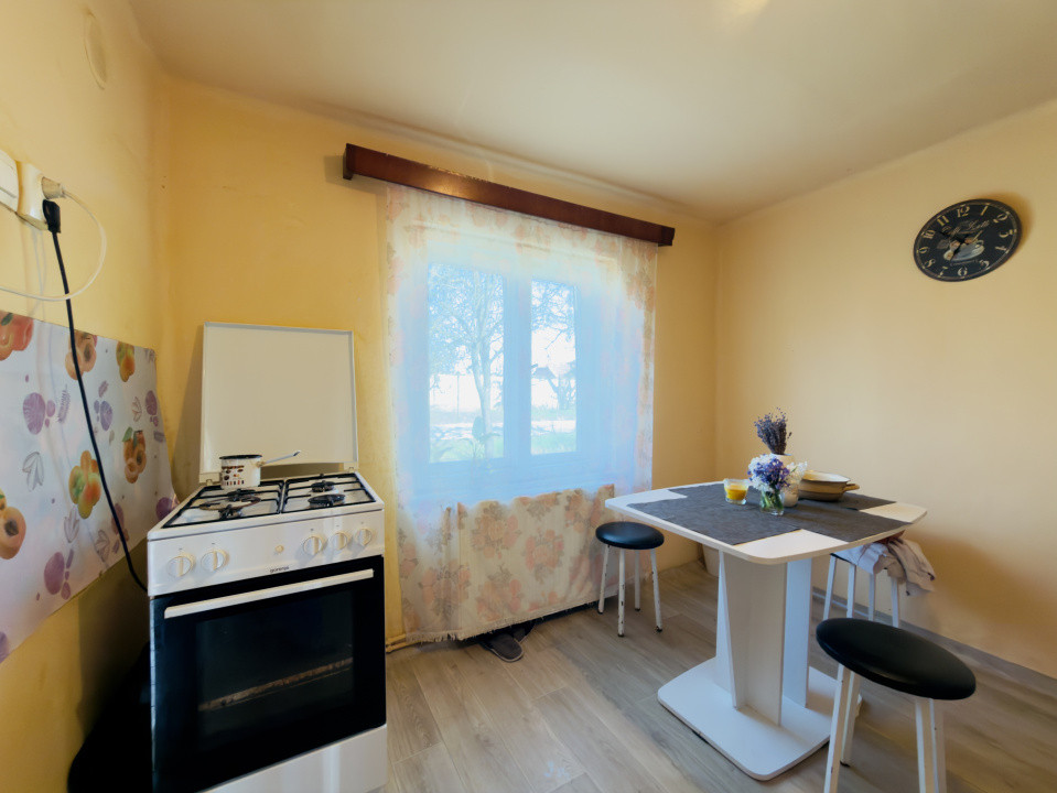 Casa individuala 2 camere, 933mp teren in Utvin 