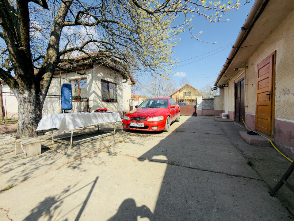 Casa individuala 2 camere, 933mp teren in Utvin 