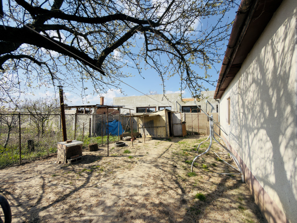 Casa individuala 2 camere, 933mp teren in Utvin 