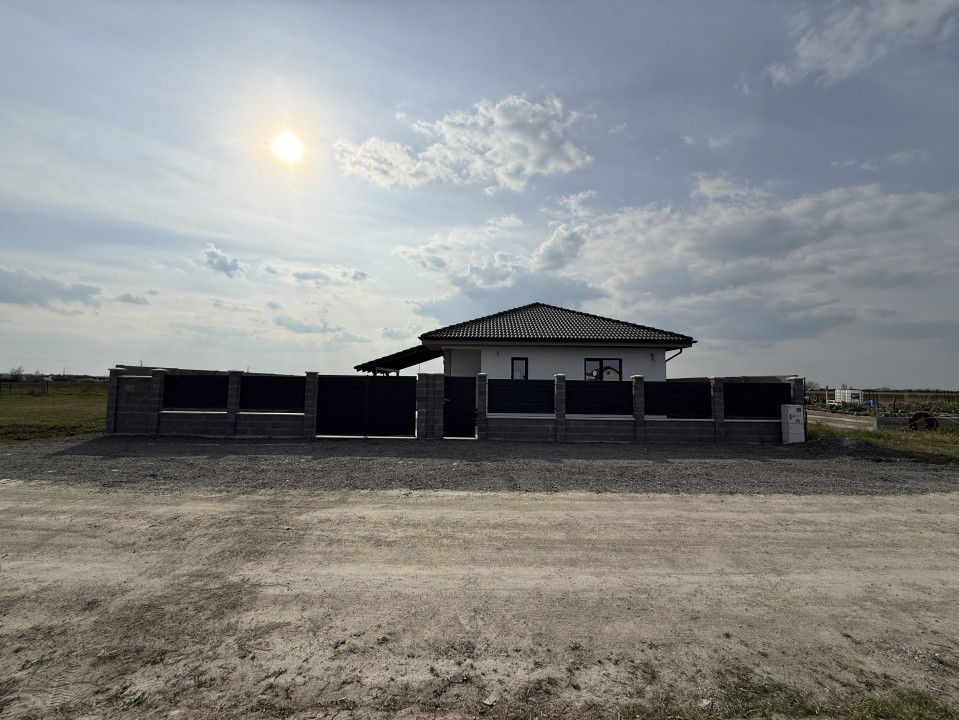 Casa individuala, 4 camere, 105 utili, 580 teren, comision 0% Sanmihaiu Roman