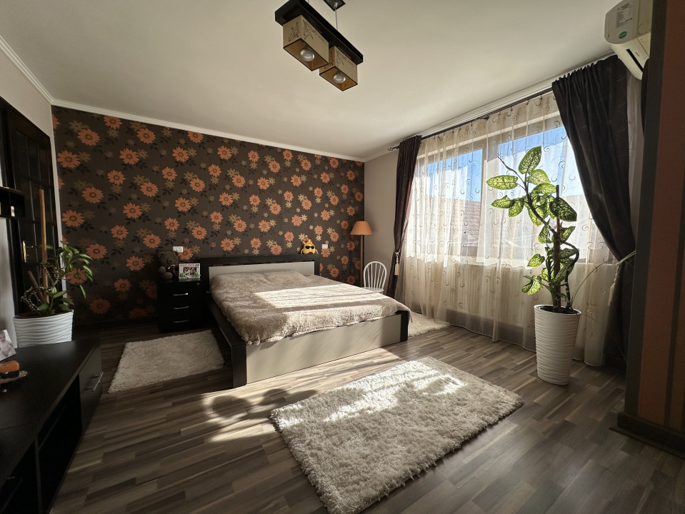 Casa individuală, 9 camere, 1600 mp teren, 300 mp utili - Sanandrei 