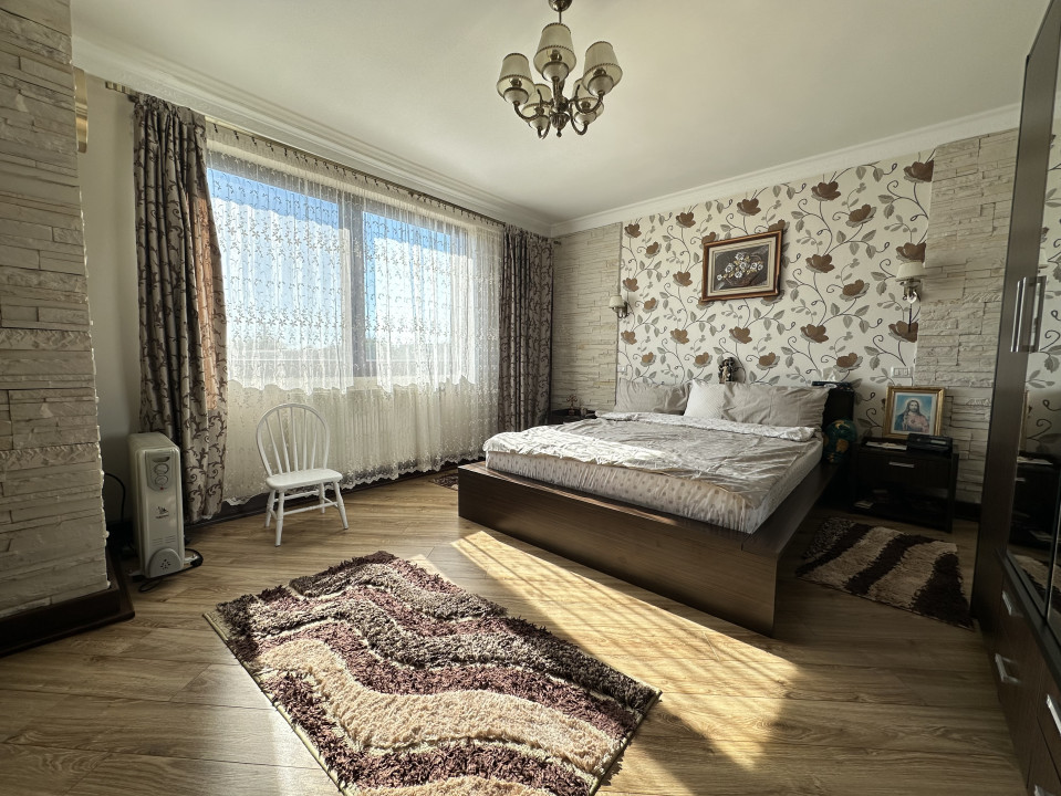 Casa individuală, 9 camere, 1600 mp teren, 300 mp utili - Sanandrei 