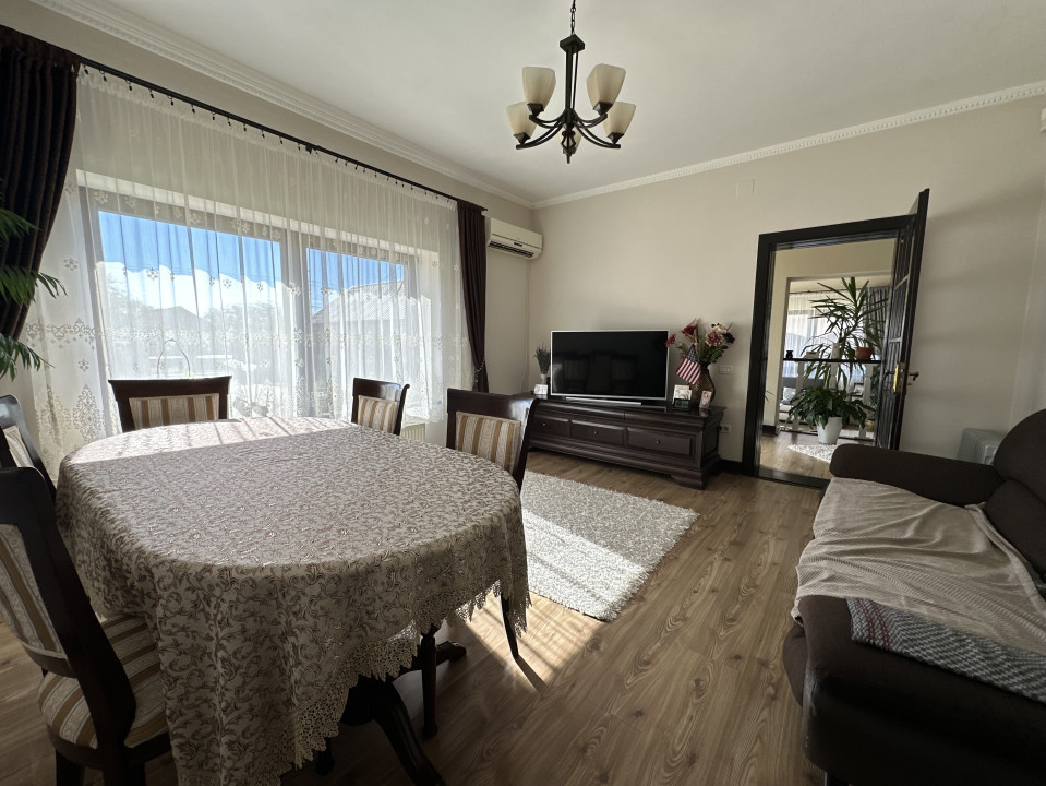 Casa individuală, 9 camere, 1600 mp teren, 300 mp utili - Sanandrei 