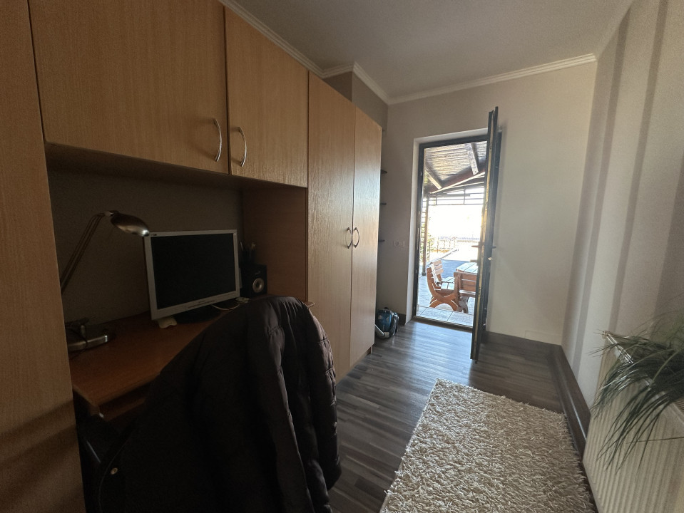 Casa individuală, 9 camere, 1600 mp teren, 300 mp utili - Sanandrei 