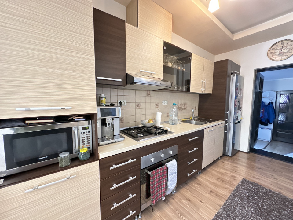 Casa individuală, 9 camere, 1600 mp teren, 300 mp utili - Sanandrei 