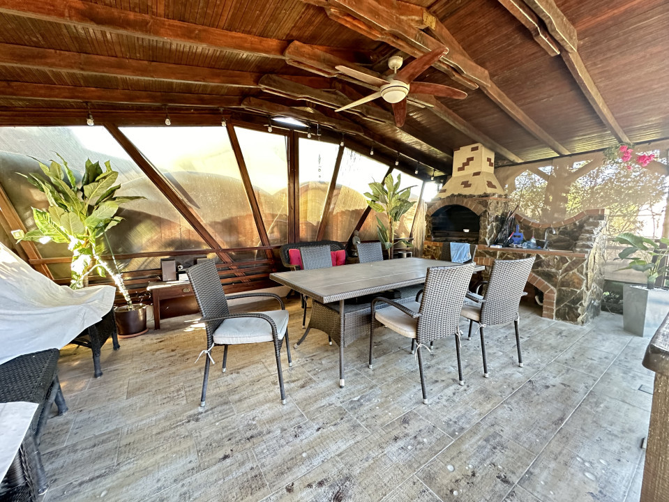 Casa individuală, 9 camere, 1600 mp teren, 300 mp utili - Sanandrei 