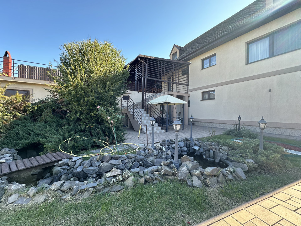 Casa individuală, 9 camere, 1600 mp teren, 300 mp utili - Sanandrei 