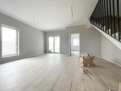 Duplex cu 4 camere despartit prin spatiu tehnic- Mosnita Veche