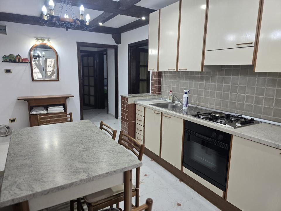 Apartament 3 camere, decomandat, etaj 1 - Aradului