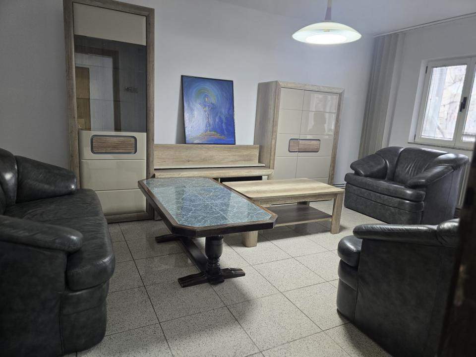 Apartament 3 camere, decomandat, etaj 1 - Aradului