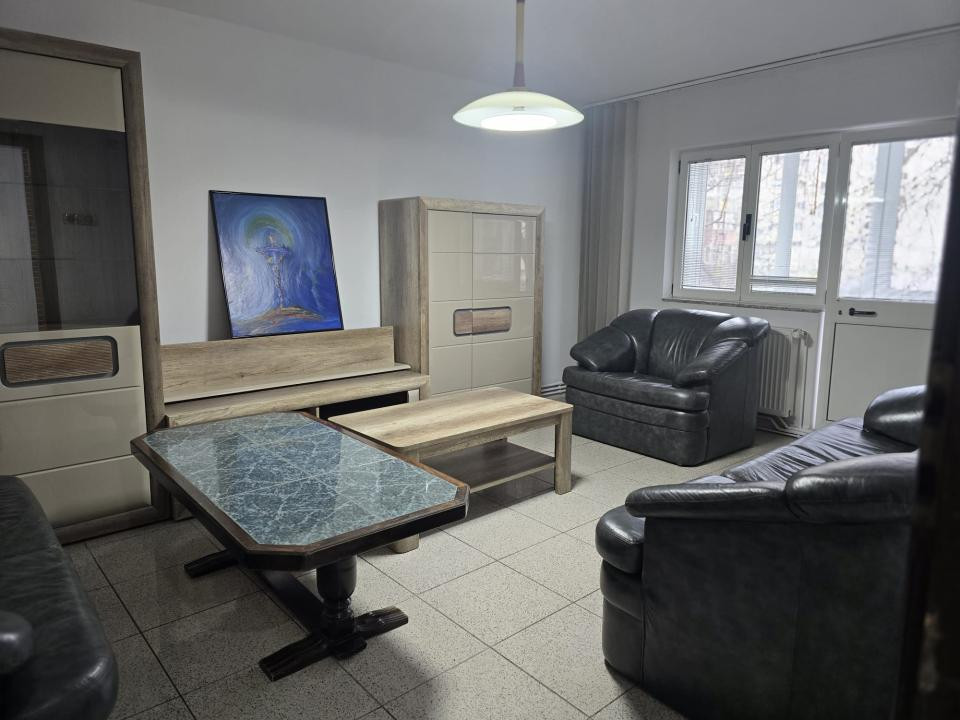 Apartament 3 camere, decomandat, etaj 1 - Aradului