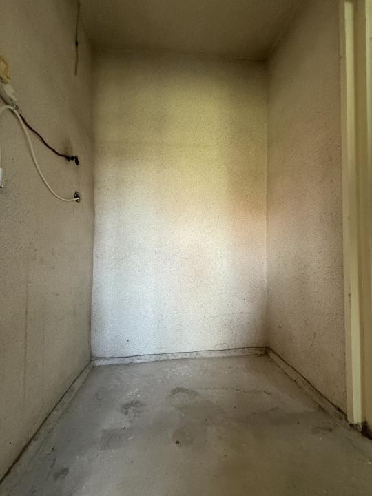 Apartament cu 2 camere, 52 mp + balcon, etaj 4/5 - Ideal pentru investitie 