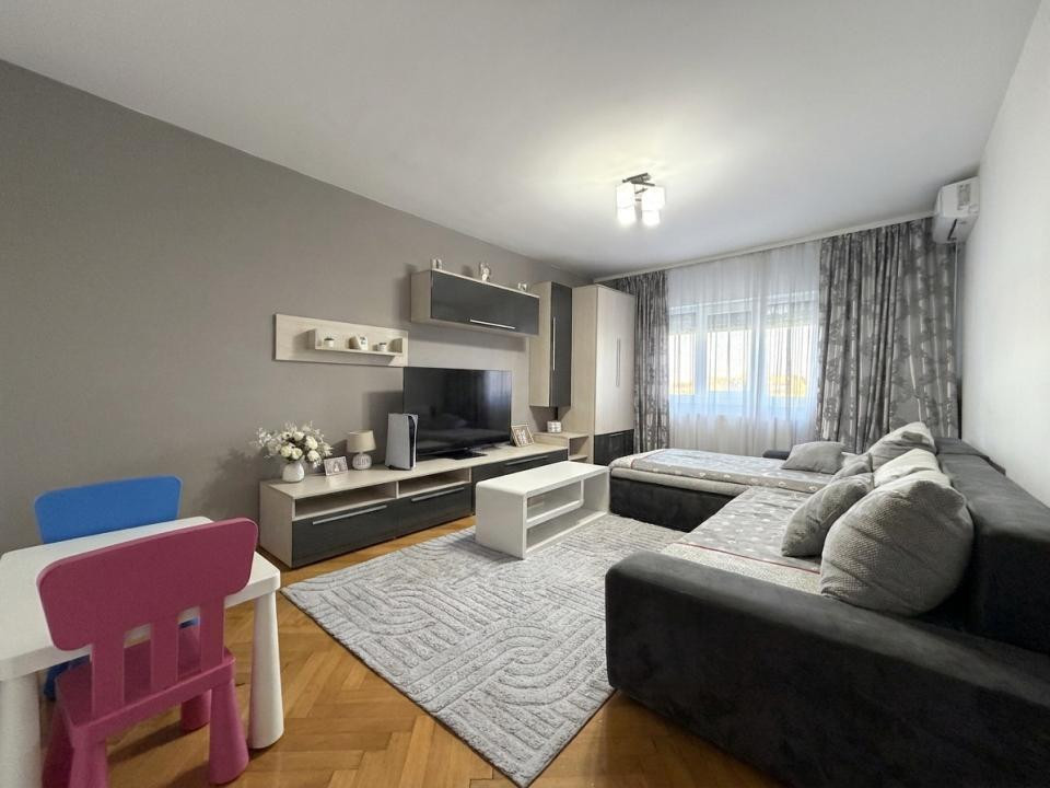 Apartament 3 camere, 2 băi, etaj 4, renovat - Lipovei 