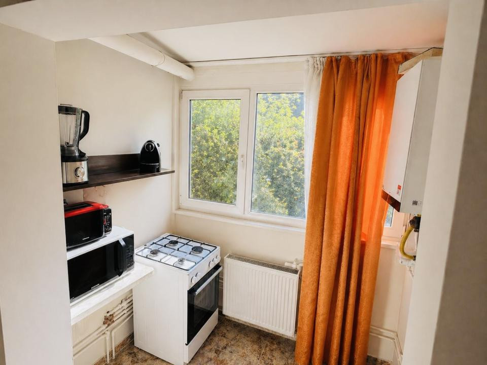 Apartament 3 camere, decomandat, etaj 2 - zona Olimpia Stadion 