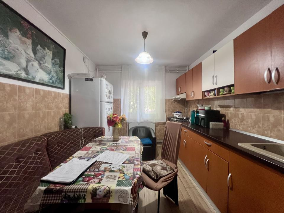  Apartament 3 camere, 69 mp utili, decomandat, parter - zona Soarelui
