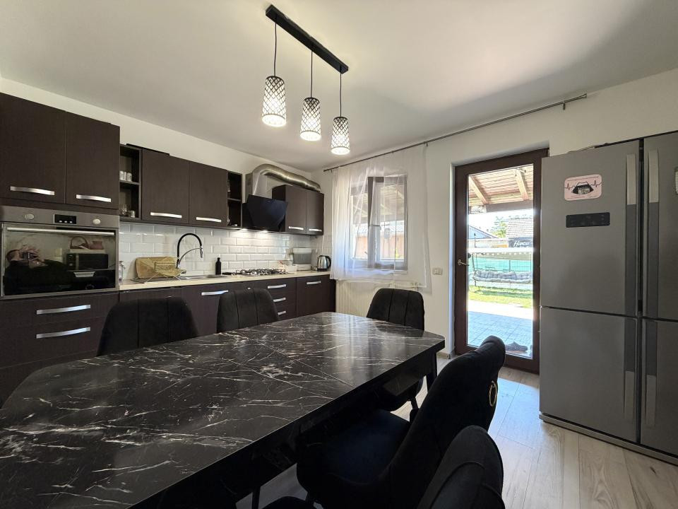 Casa individuala, 6 camere, 155 mp utili, 600 mp teren, garaj - Sacalaz