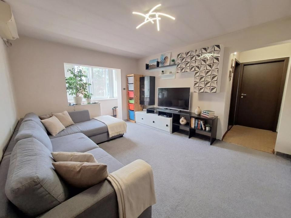 Apartament 2 camere, 53 mp utili + balcon, semidecomandat - Aradului
