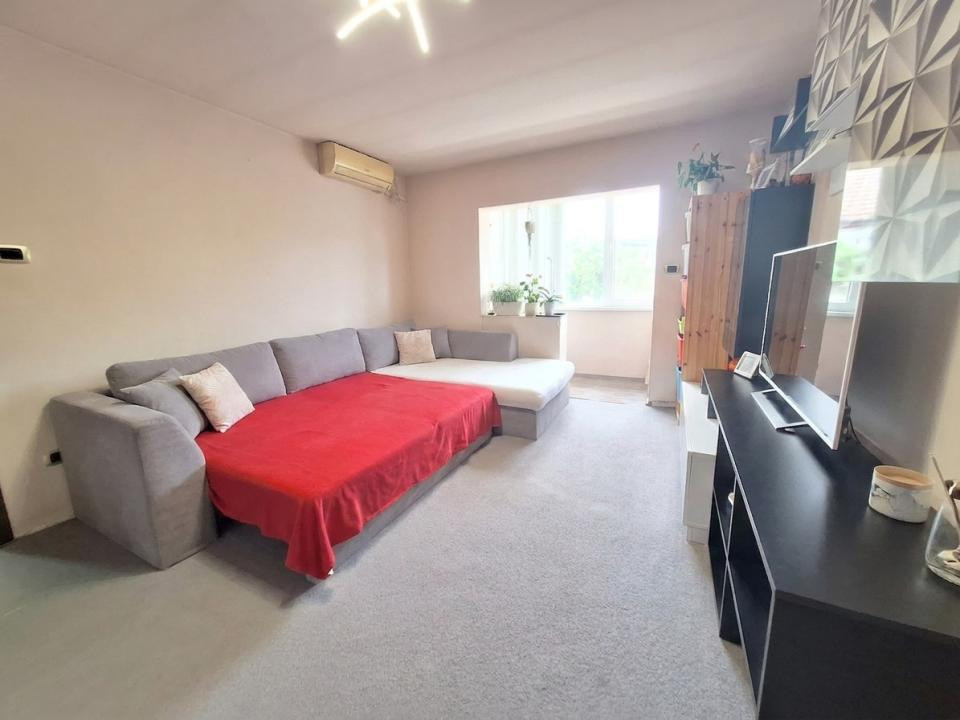 Apartament 2 camere, 53 mp utili + balcon, semidecomandat - Aradului