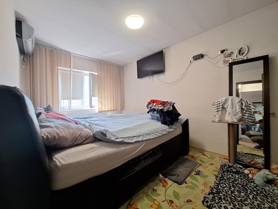 Apartament 2 camere, 53 mp utili + balcon, semidecomandat - Aradului