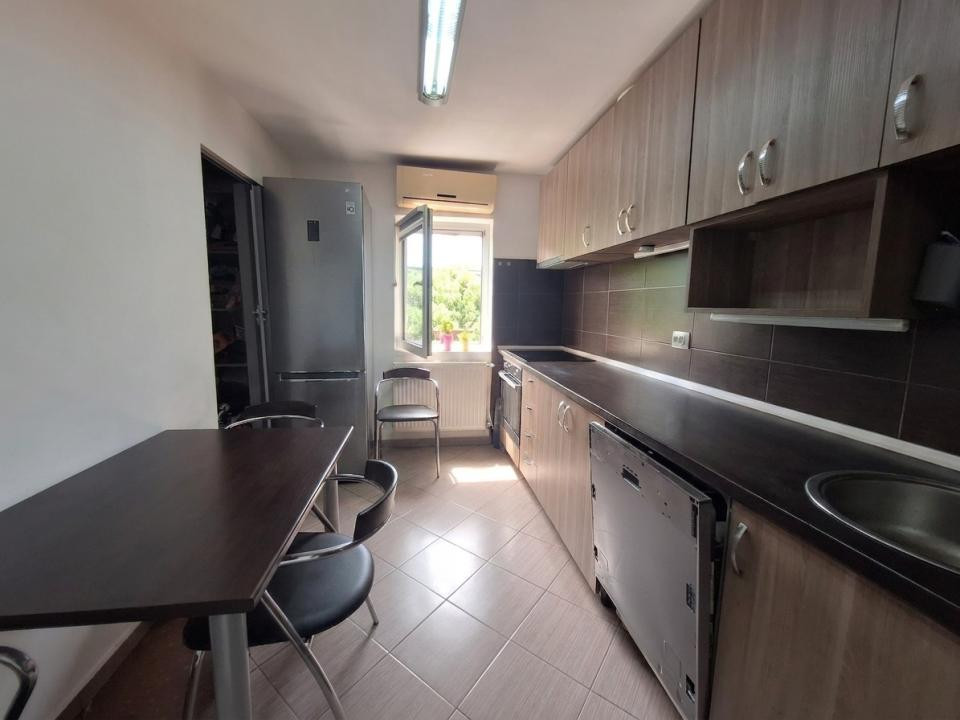 Apartament 2 camere, 53 mp utili + balcon, semidecomandat - Aradului
