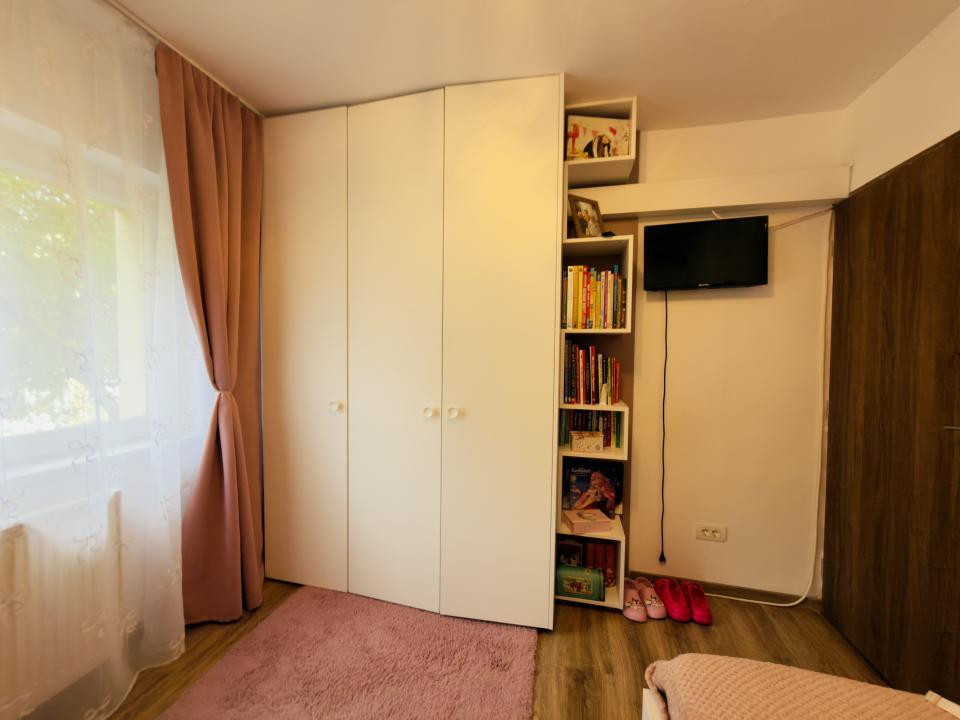Apartament 3 camere, decomandat, etaj 1, zona Aradului 