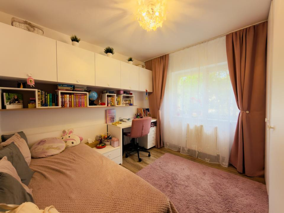Apartament 3 camere, decomandat, etaj 1, zona Aradului 