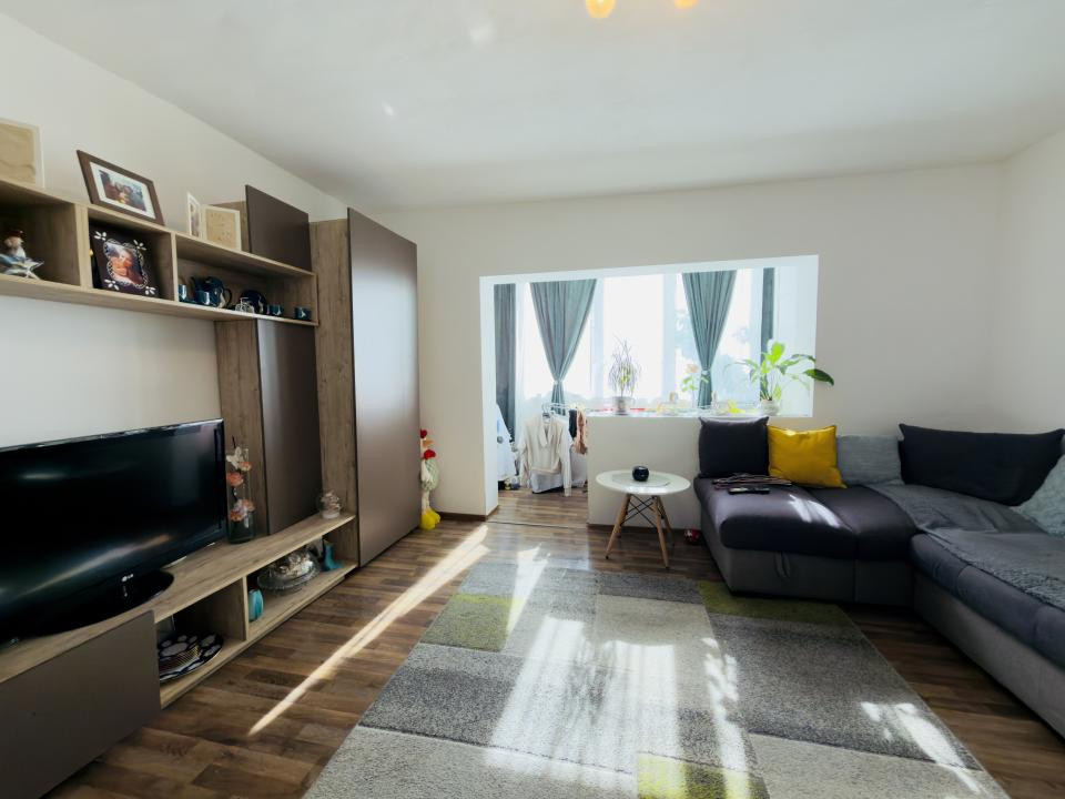 Apartament 3 camere, decomandat, etaj 1, zona Aradului 