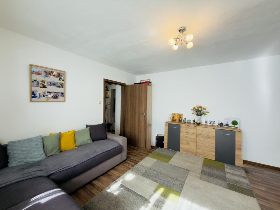 Apartament 3 camere, decomandat, etaj 1, zona Aradului 