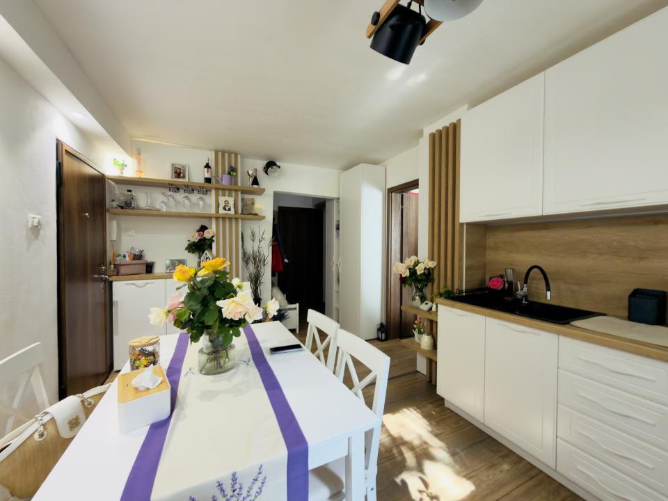 Apartament 3 camere, decomandat, etaj 1, zona Aradului 