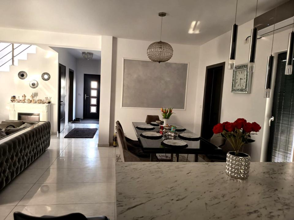 Duplex despărțit prin garaj, 3 Dormitoare- Zona Lidl - Dumbravita