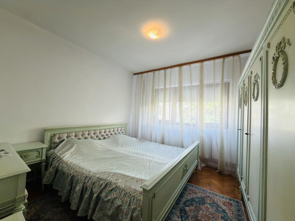 Apartament 3 camere, decomandat, etajul 2, zona Soarelui