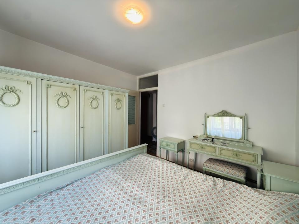 Apartament 3 camere, decomandat, etajul 2, zona Soarelui