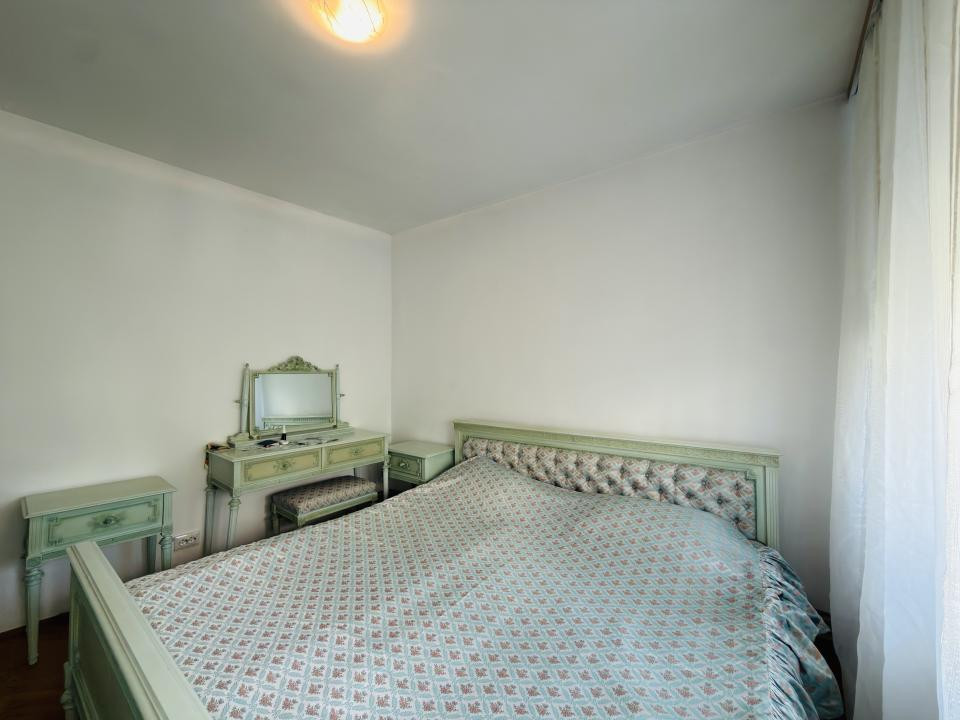Apartament 3 camere, decomandat, etajul 2, zona Soarelui