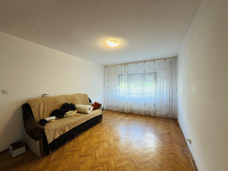 Apartament 3 camere, decomandat, etajul 2, zona Soarelui