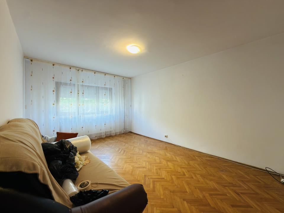Apartament 3 camere, decomandat, etajul 2, zona Soarelui