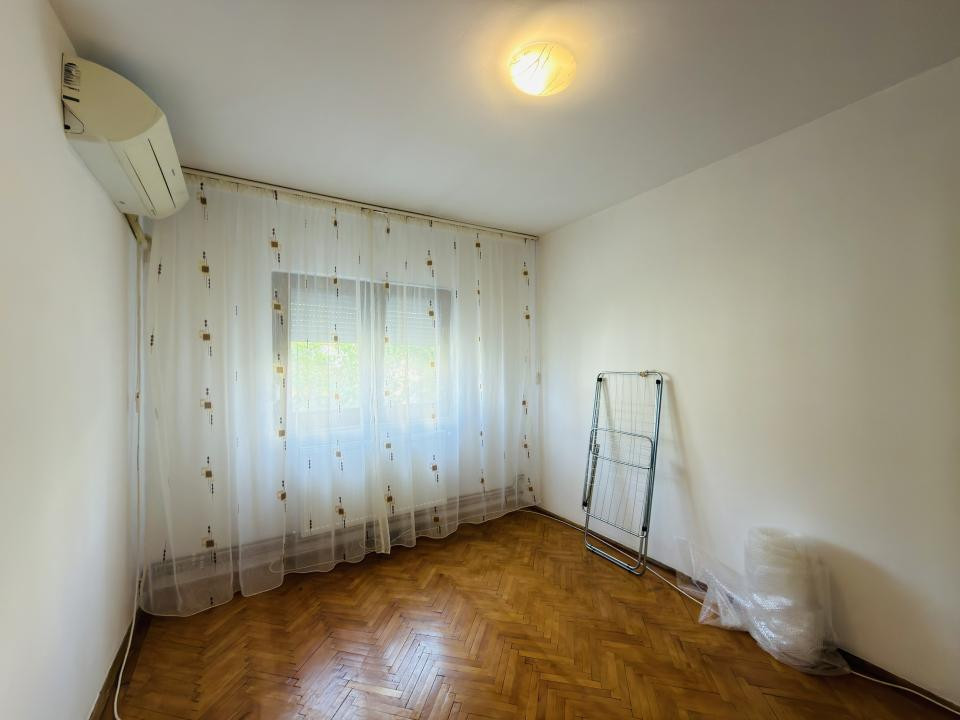 Apartament 3 camere, decomandat, etajul 2, zona Soarelui
