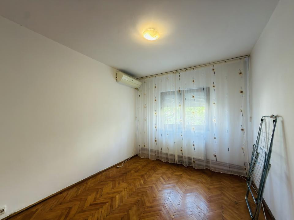 Apartament 3 camere, decomandat, etajul 2, zona Soarelui