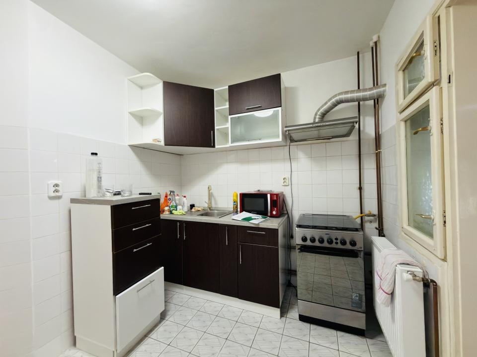Apartament 3 camere, decomandat, etajul 2, zona Soarelui