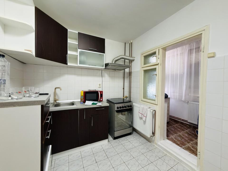 Apartament 3 camere, decomandat, etajul 2, zona Soarelui