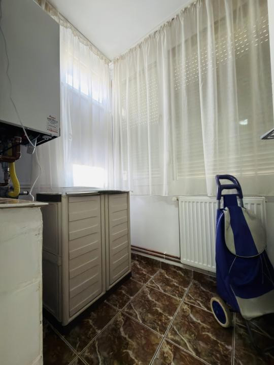 Apartament 3 camere, decomandat, etajul 2, zona Soarelui