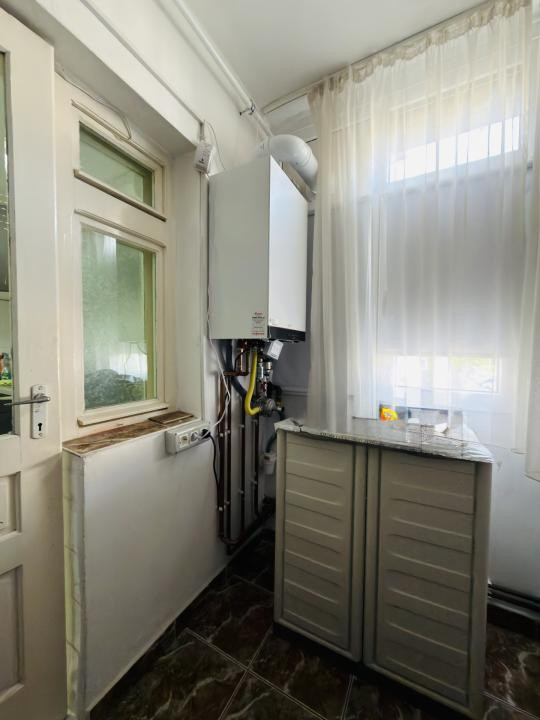 Apartament 3 camere, decomandat, etajul 2, zona Soarelui